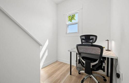 NYC Access 4BR Duplex Sleeps 10, Free Parking - Foto 40