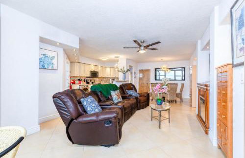 Stylish Beachfront Condo with Balcony & Ocean View - Foto 12