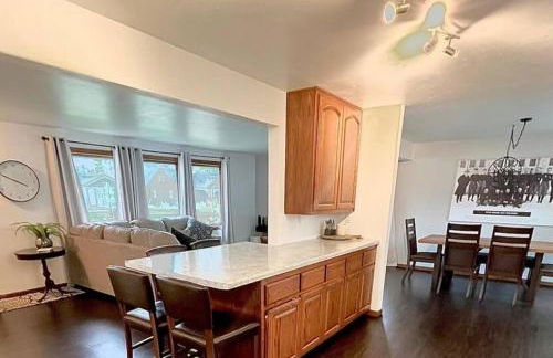 Curly's Quarters (4 Bedroom Home) w/ Lambeau view - Foto 7