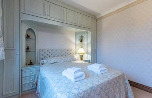 Tudor Style Seafront Home Sea Views Shoebury - Pass the Keys - Foto 37