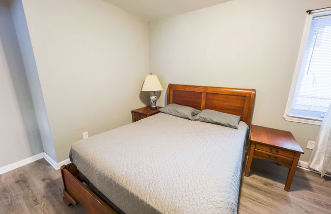 The Stone Castle - With Private Yard & Parking, Near Falls & Casino by Niagara Hospitality - Foto 10