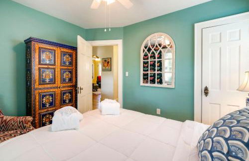 Colorful Roanoke Vacation Rental with Hot Tub! - Foto 16
