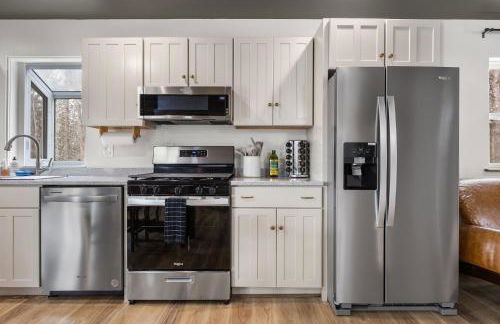 Lakefront Retreat, Mins to Dtown, Firepit, Hot Tub, Pet friendly! - Foto 53