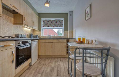 Solihull 2-Bed Flat with Parking-Ideal for Contractors, Business, Long Stays - Photo 21