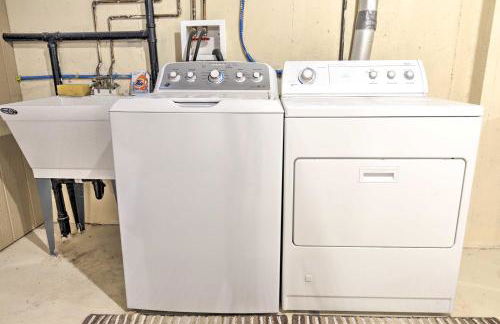 Cozy Dam Lake Escape with Dock, Yard and Water Access! - Foto 24