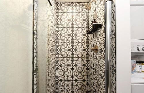 HostWise Stays - 2 King Beds, Free Street Parking, North Side Gem - Foto 29