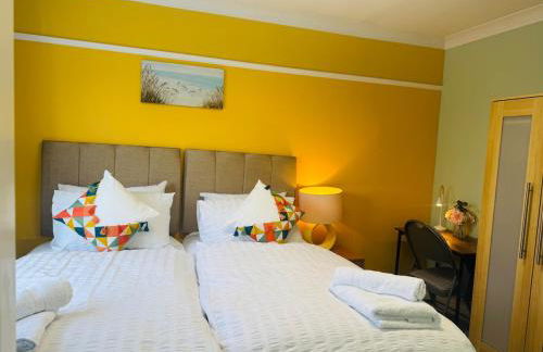 Modern 4BR House with Parking, 8 Mins to Gatwick Airport - Foto 26