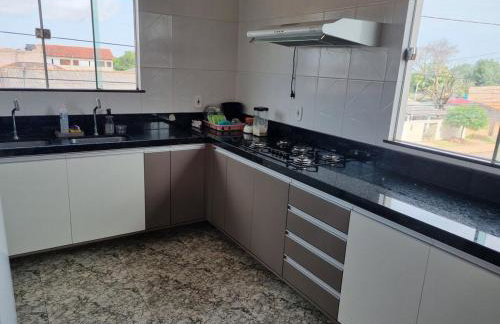 Casa espaçosa, Mobiliada e bem localizada - Foto 18