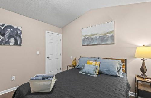 Spectacular Quiet Townhome with Modern Comfort - Foto 31