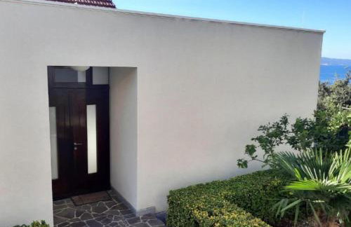 Beachfront Luxury Villa with Private Pool and Stunning Sea Views - Photo 10