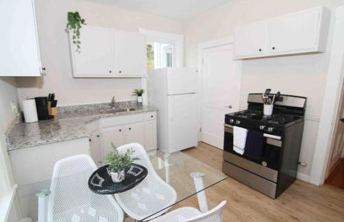 2 BR City Sanctuary - 5 Mins to Historical Salem! - Photo 22