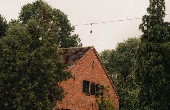 Apartament w XIX-wiecznym Spichlerzu nad Jeziorem z dostępem do parku i widokiem na Dworek Modrzewiowy z 1823 roku - Foto 3