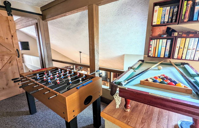 Frost Hollow by Avantstay Deck w/ Grill, Game Room Loft - Photo 2