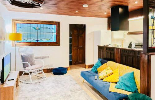 Stacey's 4 Bedroom House in Pontypool - Photo 1