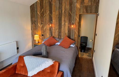 Luxury Spa Cabin with Outdoor Bath, Sauna & Fireplace - Foto 24