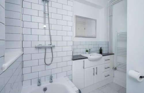 Charming 1BDR Haven with Private Courtyard - Foto 5