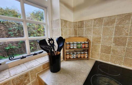 Swan Cottage 2-Bedroom-Netflix-Parking-Nature-Canal - Photo 59