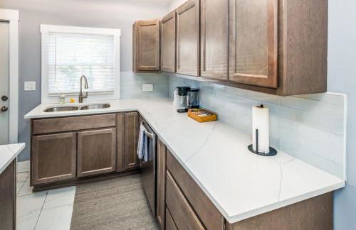 Prime Walnut Hills, 5min to UC, Lux King Beds, Sleep 6ppl, Smart TVs - Foto 20