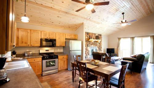 Lakefront Cozy Cabin with Hot-tub in Carbondale, Illinois - Foto 3