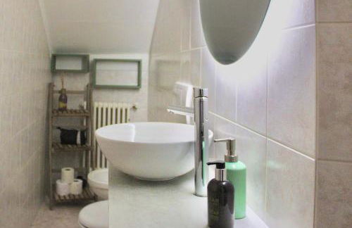 The Painter's Nest with Private Lake Garden - Photo 4