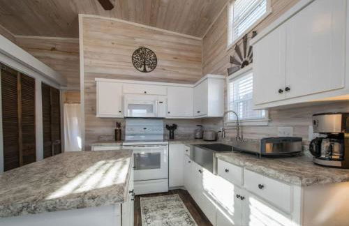 Cozy 1BR Tiny Home with Pool Access and Free Tix - Foto 9