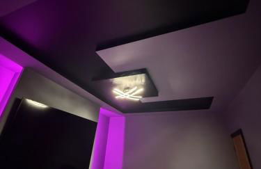 SK Stays Modern Luxury Home With Jacuzzi Bath & Cinema Room - Foto 16