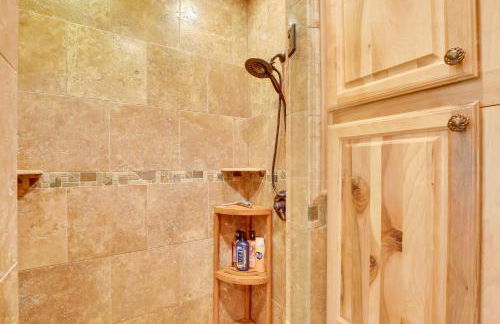 Hot Tub and Golf Course Views Luxe Sturgis Home! - Foto 16