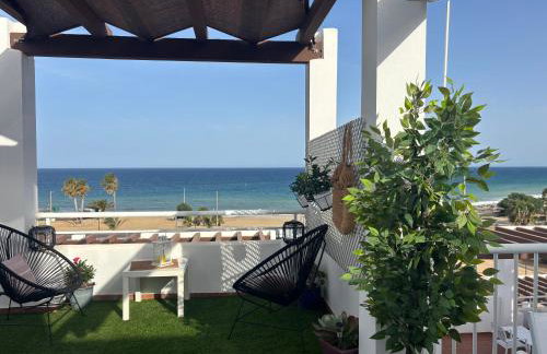 Ático en primera línea de playa - Foto 3