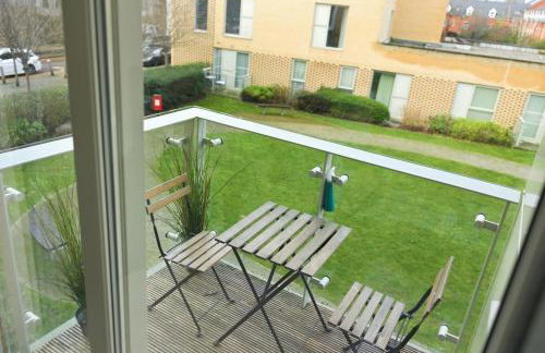 Steps from Train Station - Modern 2-Bedroom with Balcony & Cambridge Amenities, Family Friendly - Foto 14