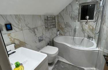 Timeless English Elegance 4BR Luxury Home in Petts Wood - Photo 13