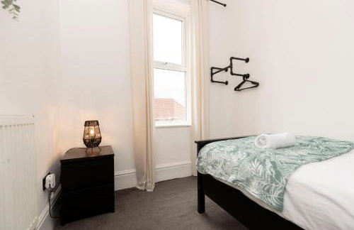 Spacious 4BR Home in Gateshead Sleeps 8 with FREE Parking - Foto 20