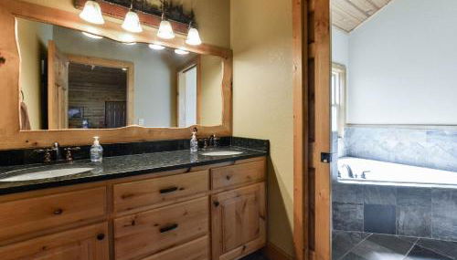 Luxury Lakefront Chalet Resort 2 Pools FREE Amenities Dock Kayaks Waterslide - Foto 4