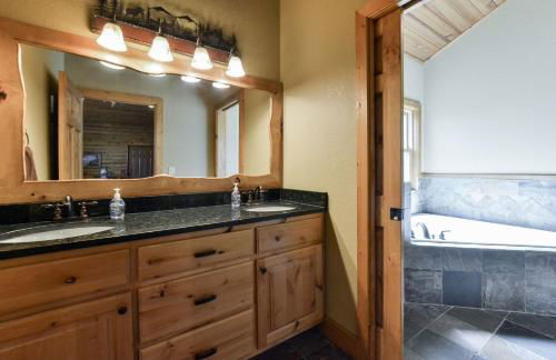 Luxury Lakefront Chalet Resort 2 Pools FREE Amenities Dock Kayaks Waterslide - Foto 4