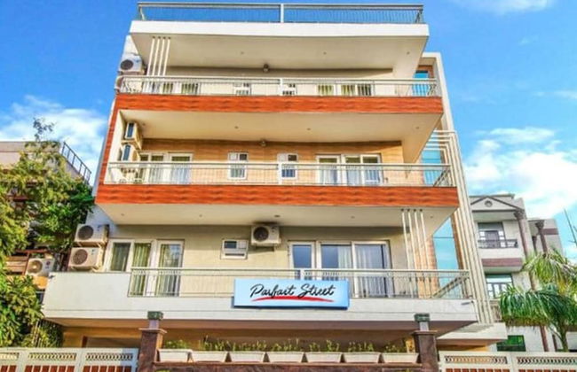 Modern City Retreat 2bhk Paras Fortis Balcony - Photo 13