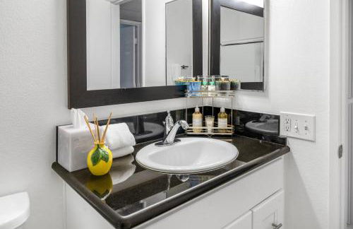 Luxury Pool View Spa Suite-Massage Chair-Steam Sauna-Welcome Champagne ! - Foto 50