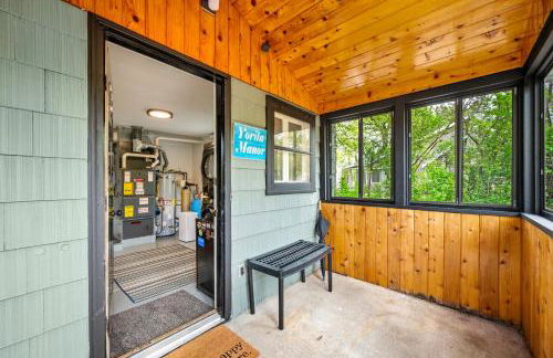 Yorita Manor - Lake Front Getaway! Dogs, Fire Pit & Deck - Photo 13