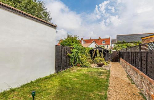 Delightful 2 Bed House a Stones Throw From Beach - Pass the Keys - Photo 20