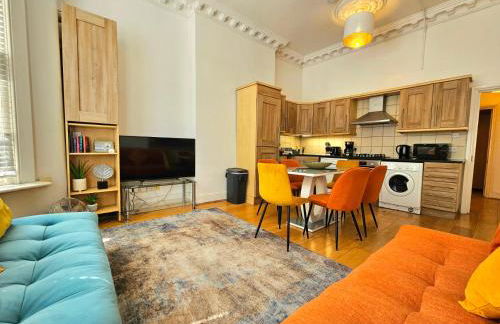 Lovely Ground Floor Home with High Ceiling and a Private Garden with Deck by Earl's Court Station - Photo 5