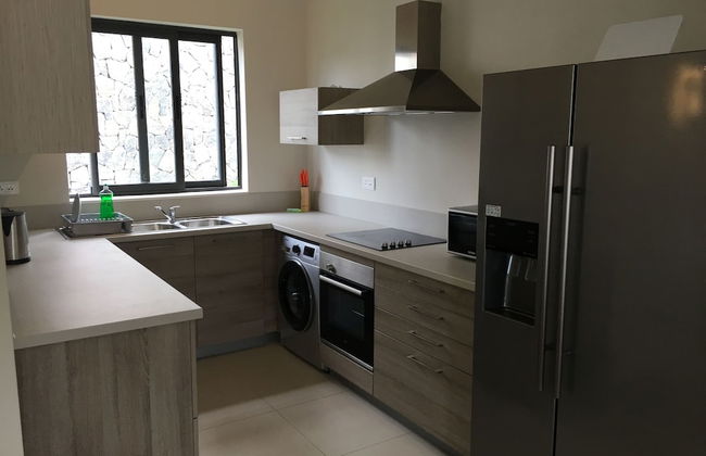 Immaculate Two Beds Luxury Marina Apartment - Photo 4