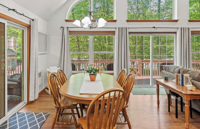 Lake + Pool Access, Game Room, Firepit, Deck Tawny and Peaceful by Avantstay - Foto 10