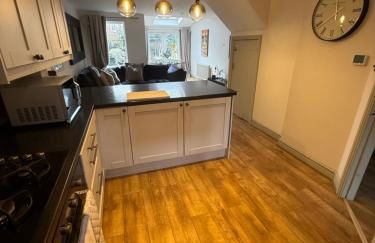 Cosy 4BR house, West Didsbury, bars and restaurants close by, Free Parking, Sleeps 8 - Photo 17