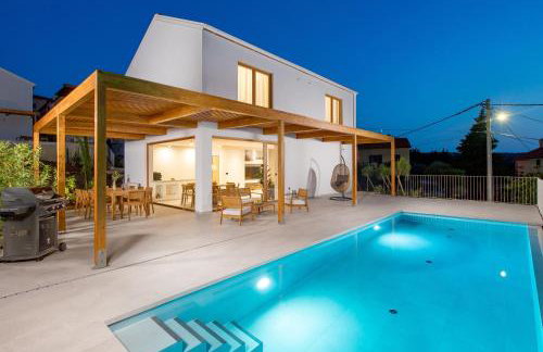 Villa 1 with Pool Soline, Krk, 280 m from beach, by 4Villas - Foto 1