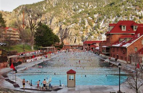 Cozy Central Glenwood Springs Condo with 2 Decks! - Foto 29