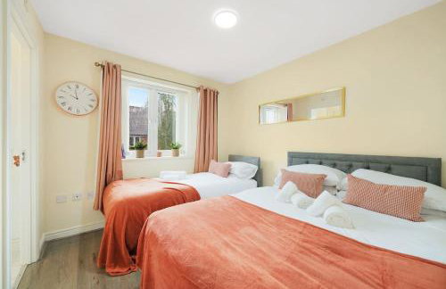 3 BR 5 Beds 3 Bath Private Garden Parking x2 Ideal for Family & Work Stays - Foto 11