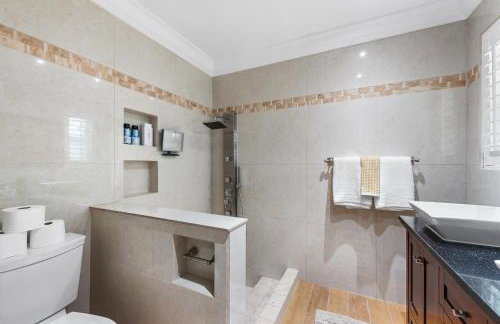 Centrally Located 4BD Oasis with Pool & Movie Patio - Foto 28