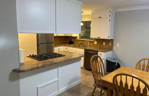 Cozy 3 Bedroom Home in Quiet Neighborhood - Photo 13