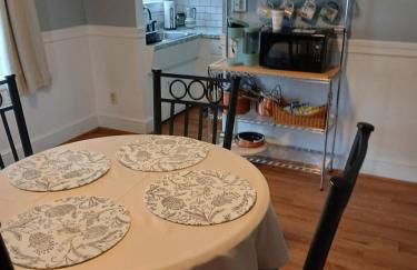 Cozy Urban Retreat - Photo 2