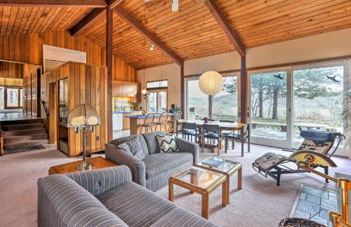 Stylish Wellfleet Home with Patio on 2 Private Acres - Foto 2