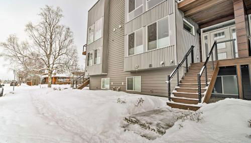 Modern Anchorage Townhome - By Delaney Park Strip! - Foto 3