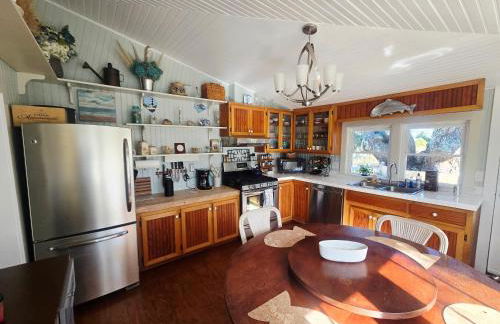 Historic Old Oak Cottage-Great water views! - Foto 15